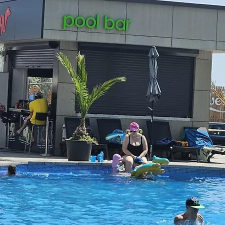 Sunrise Beach Pool & Spa Langa Plaja アパート